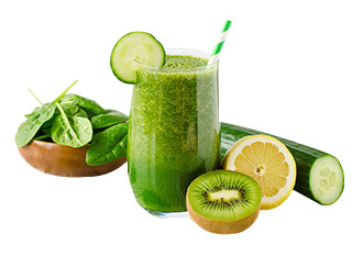 Grüner Smoothie in einem Glas neben einer Zitrone, einer Gurke, Spinat und einer Kiwi Grüner Smoothie in einem Glas neben einer Zitrone, einer Gurke, Spinat und einer Kiwi
