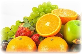 Orangen, Äpfel, Trauben und Erdbeeren auf weißem Hintergrund Orangen, Äpfel, Trauben und Erdbeeren auf weißem Hintergrund