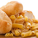 Weißbrot und Nudeln auf einem Haufen braunem Untergrund Weißbrot und Nudeln auf einem Haufen braunem Untergrund
